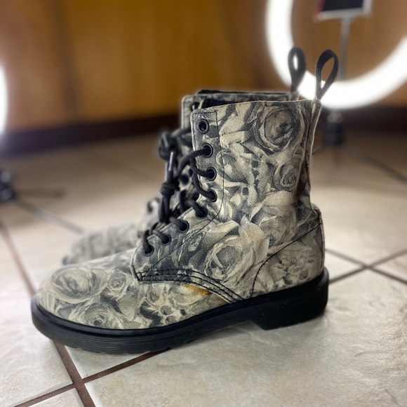 DR MARTENS BLACK CORE BECKETT SKULL ROSE - Picture 1 of 6